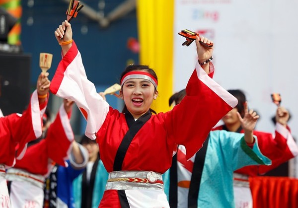 "Điều ước" phản cảm của giới trẻ Việt Nam trong lễ hội văn hóa Nhật Bản