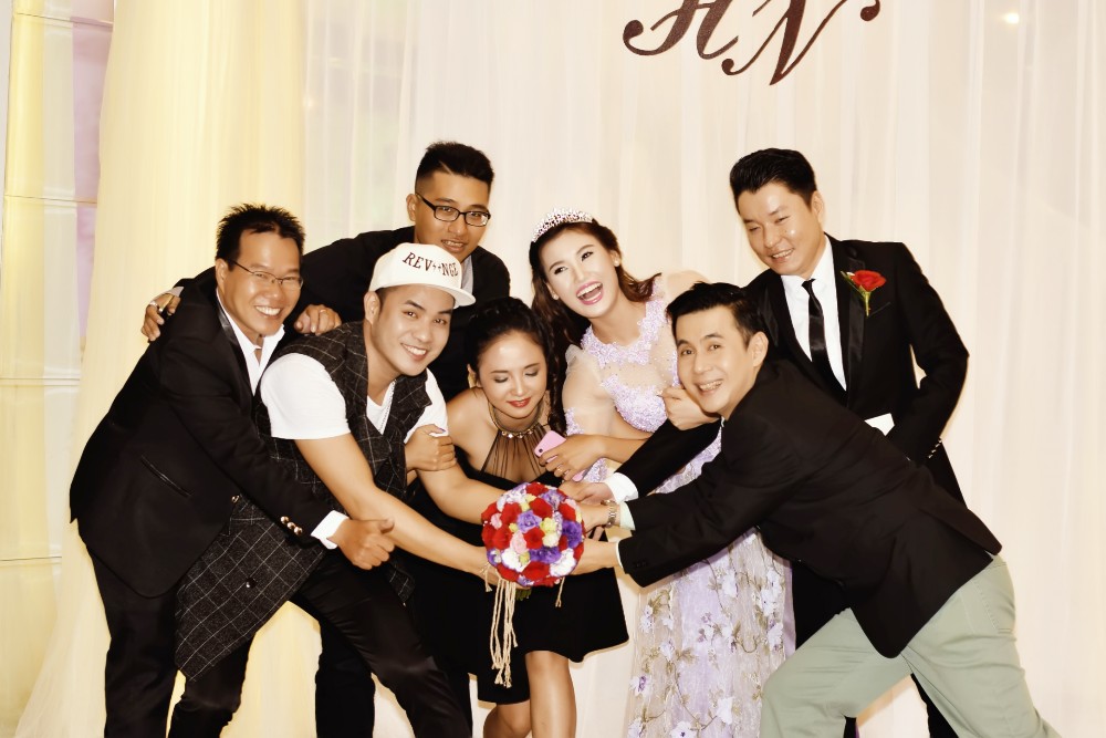 Phạm Ý Nguyện rạng rỡ làm cô dâu với trang phục cưới Tommy Nguyễn