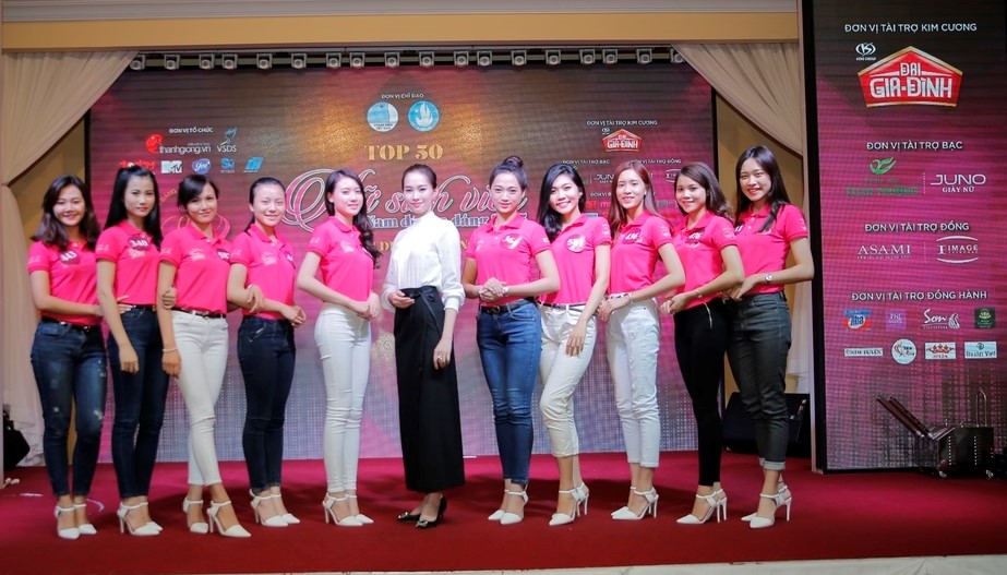 Đặng Thu Thảo bất ngờ xuất ủng hộ tin thần cho top 50 “Nữ sinh viên Việt Nam duyên dáng 2015” .