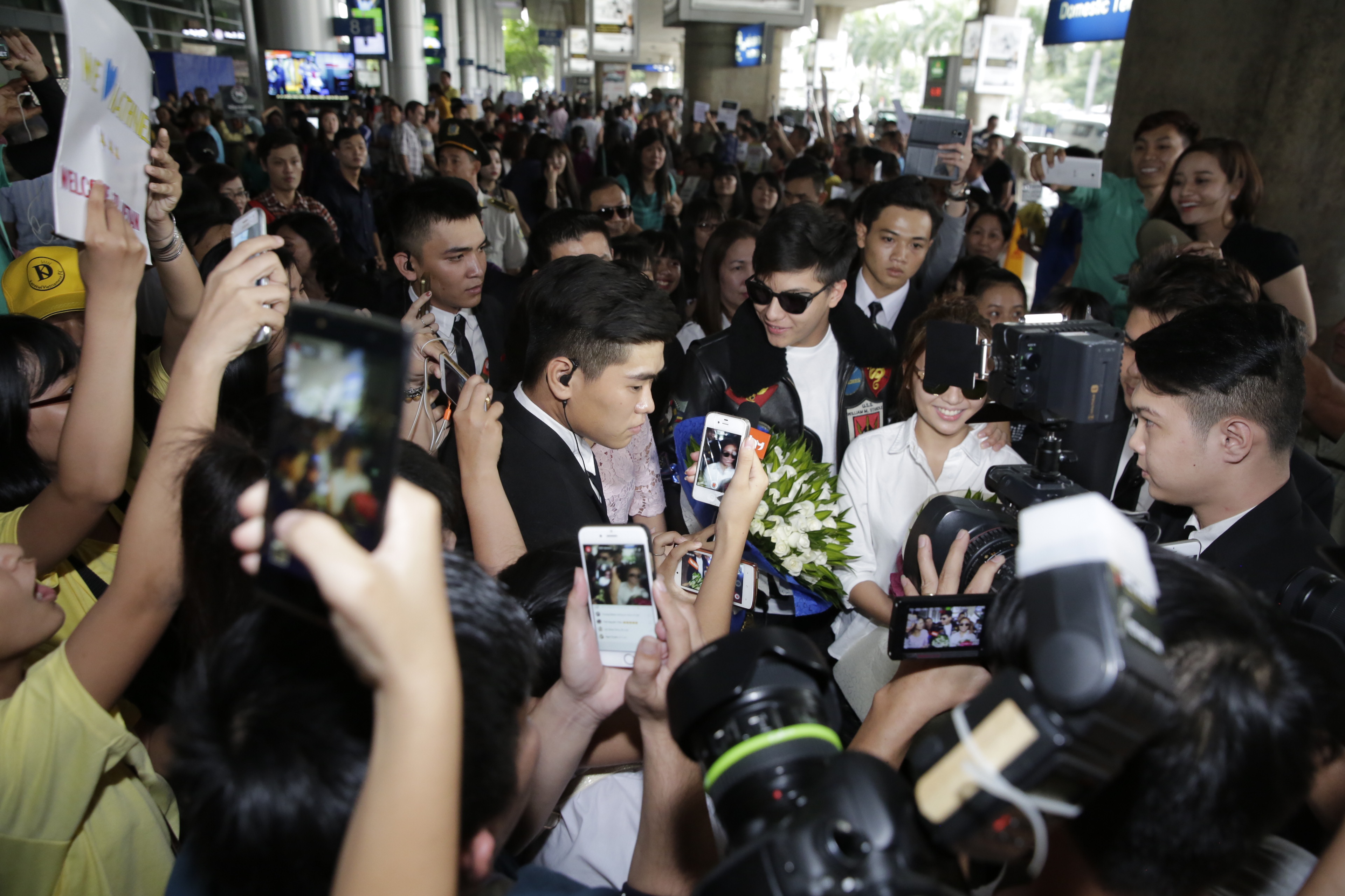 Daniel Padilla và Kathryn Bernardo đã khiến fan Việt “bấn loạn” khi đến Việt Nam