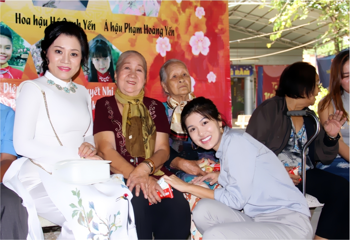 Hoa hậu Oanh Yến cùng dàn mỹ nhân làm từ thiện