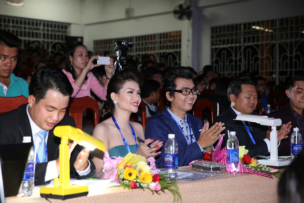Diễm Trinh ngồi ghế giám khảo cuộc thi Sinh viên Thanh lịch 2016 