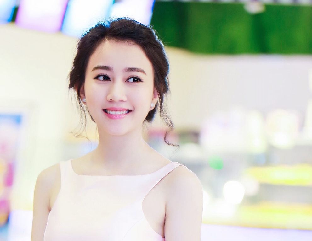 Diễn viên Lona Huỳnh xinh đẹp như công chúa đi ra mắt phim