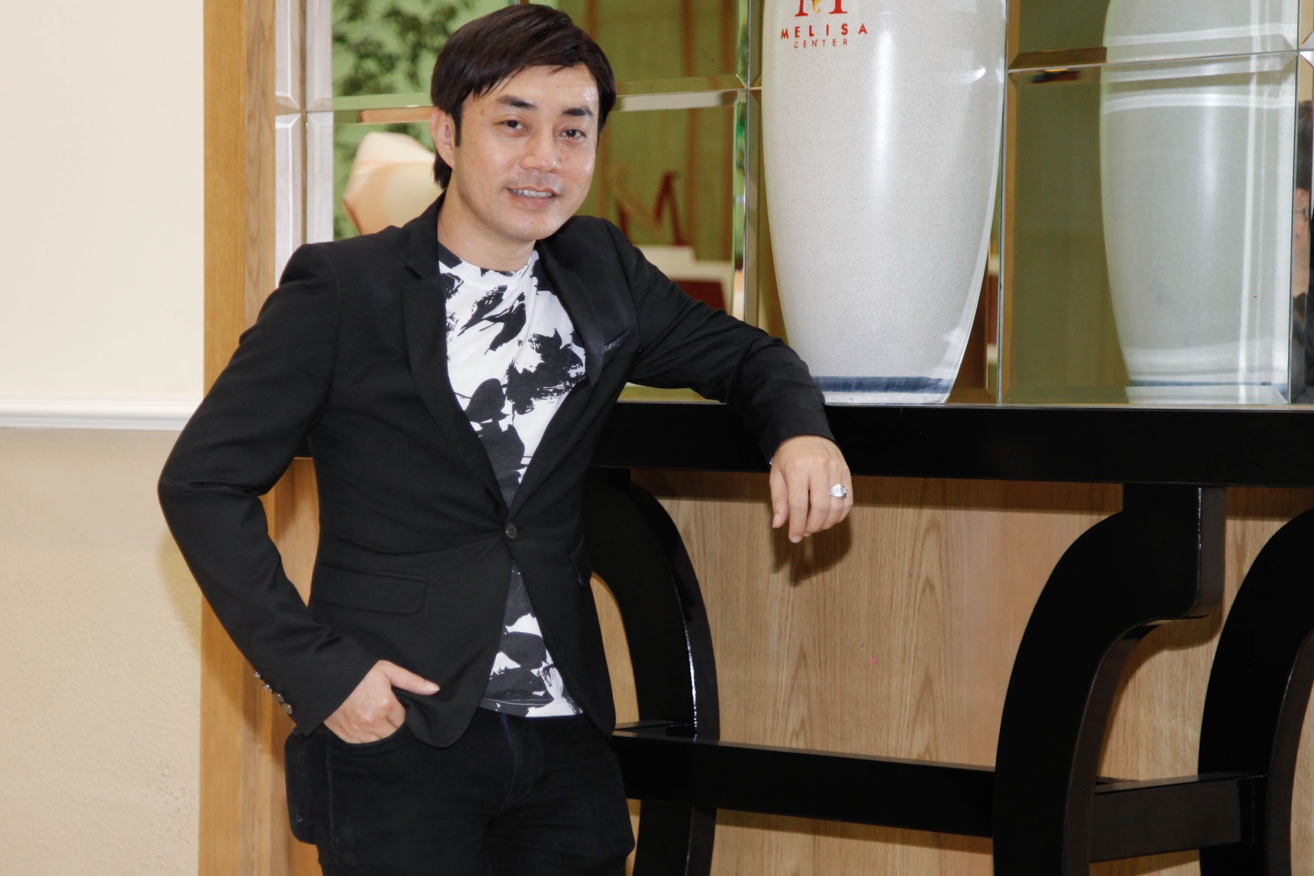 Đỗ Kim Khánh - Lịch lãm trong vai trò tổng đạo diễn tại triển lãm cưới.