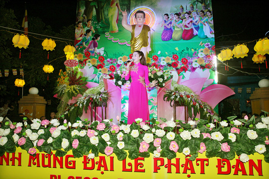 Công chúa Lâm Chi Khanh nền nã với áo dài hát mừng Phật Đản