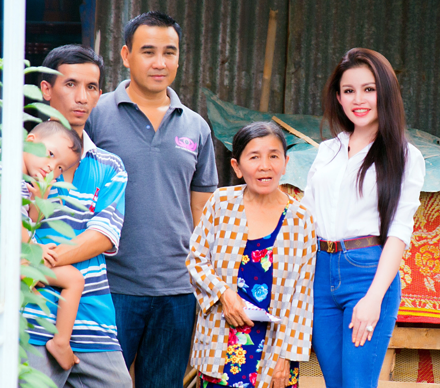 Doanh nhân Janny Thủy Trần cùng Quyền Linh chung tay giúp đỡ người mẹ già nuôi con tâm thần cùng cháu nhỏ.