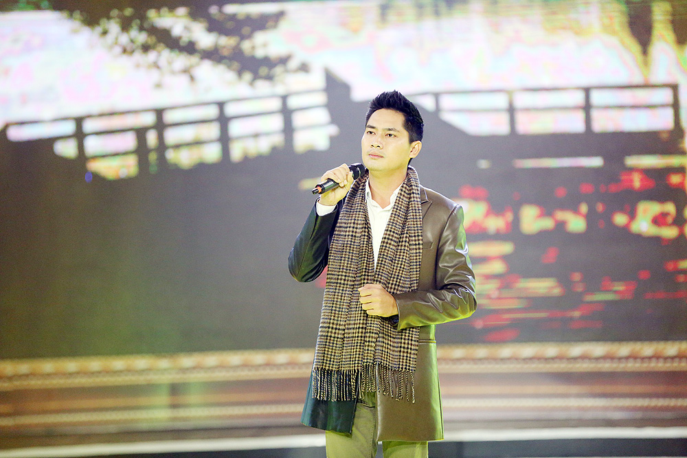 Minh Luân khoe giọng hát đúng chất Bolero  trong chương trình "Tình Bolero" tập 5