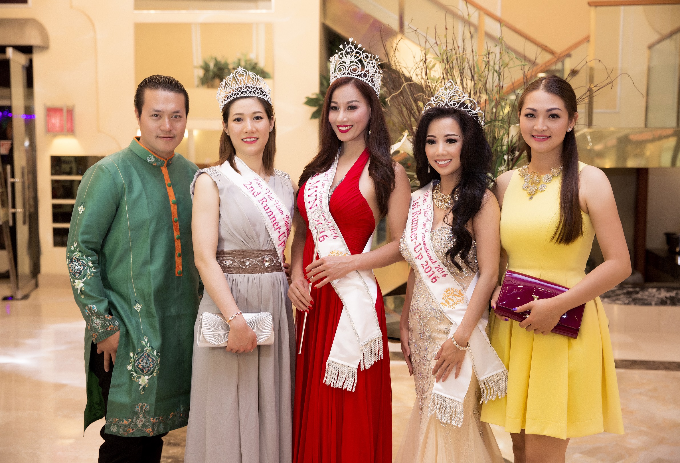 Tân Hoa hậu, Á hậu Phụ nữ người Việt khoe sắc trong tiệc VIP sau đăng quang
