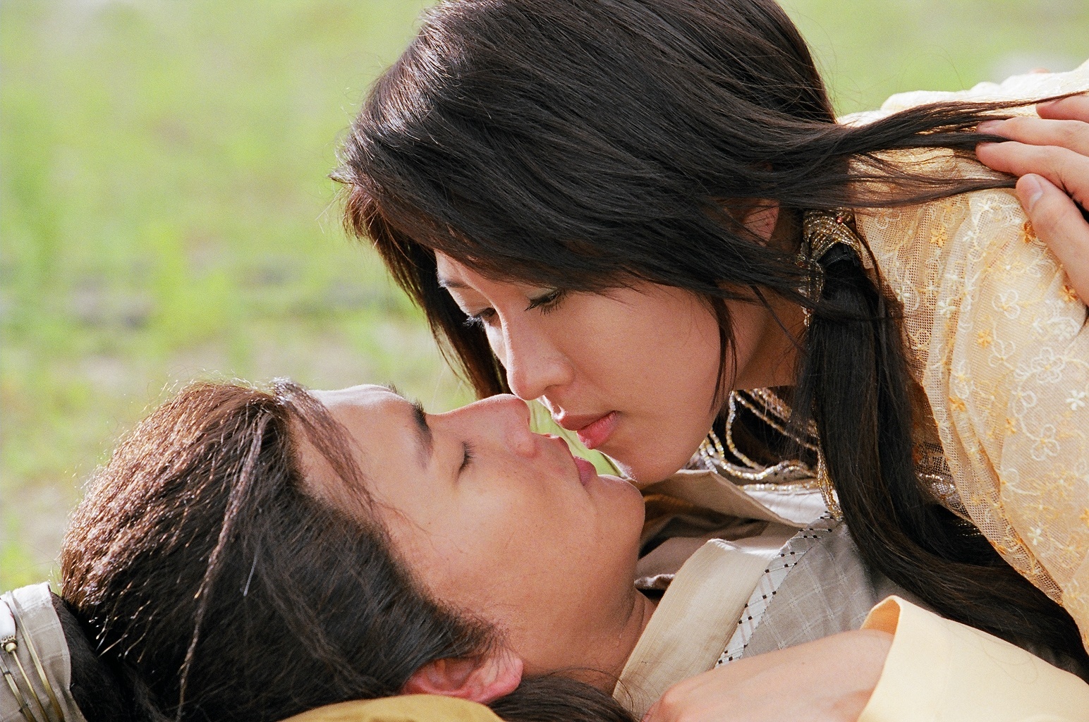 Trần Mẫn Nhi "cướp" nụ hôn đầu của Huỳnh Tông Trạch