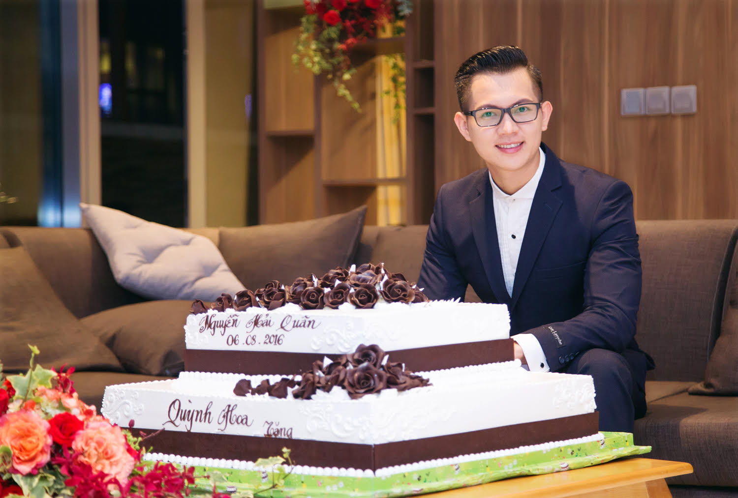 Nam Vương Quốc Tế Nguyễn Hài Quân nhận bánh kem khủng trong tiệc sinh nhật