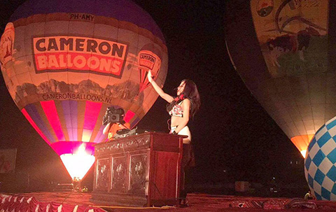  DJ Thúy Khanh phấn khích trổ tài chơi nhạc tại lễ hội khinh khí cầu Mộc Châu