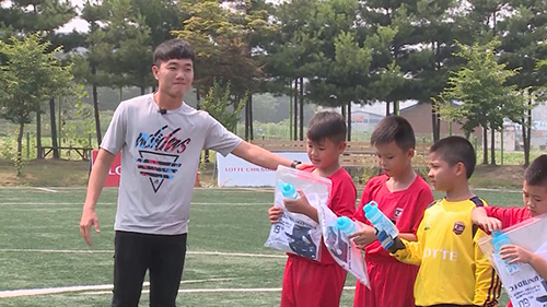 10 Cầu thủ nhí giao lưu với tuyển thủ Xuân Trường tại đất Hàn