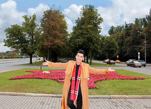 Ca sỹ Đoan Trường nghẹn ngào giữa mùa thu vàng Moskva