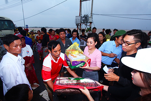 Minh Chánh Entertaiment cứu trợ cho người dân miền lũ Quảng Bình