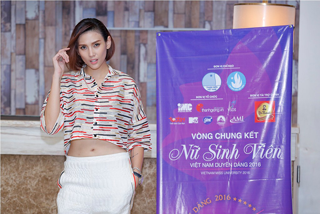 Thầy trò siêu mẫu Hoàng Yến thị phạm catwalk cho Top 30 thí sinh “Nữ sinh viên Việt Nam duyên dáng 2016”
