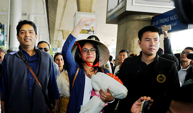 Đạo diễn & nữ chính “Cô dâu 8 tuổi” Toral Rasputra xuất hiện rạng rỡ tại sân bay trong chuyến thăm Việt Nam lần đầu tiên