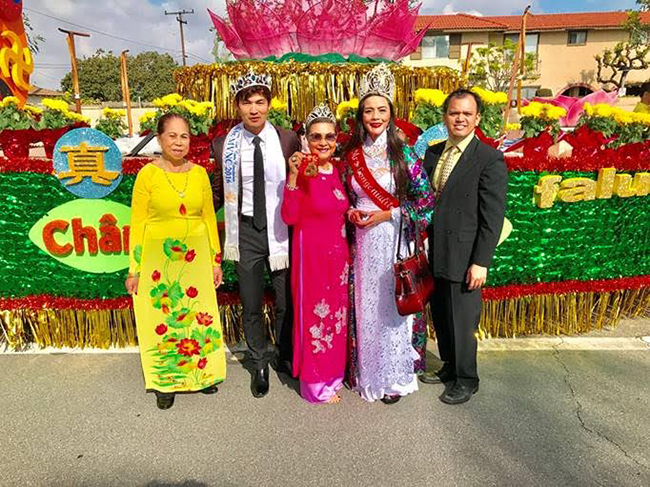 Nam vương Người Việt thế giới Quang Vũ cùng gia đình giữ nét văn hóa Việt trên đất Mỹ.