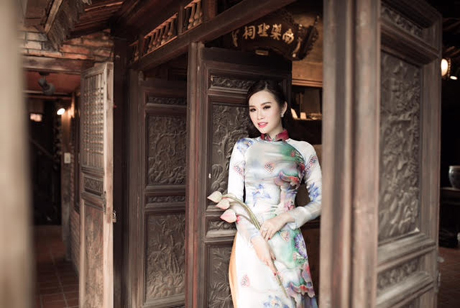 Thanh Trang hóa nàng thơ đẹp mong manh với áo dài sen