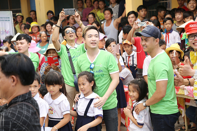 Vừa trở lại, Việt Quang cùng dàn sao tiếp thêm sức mạnh cho học sinh nghèo