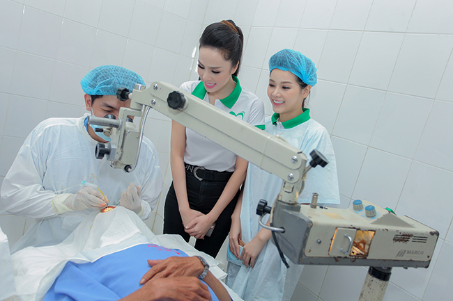 Á hậu Tố Uyên đẹp giản dị đi tài trợ mổ mắt cho 200 bệnh nhân nghèo