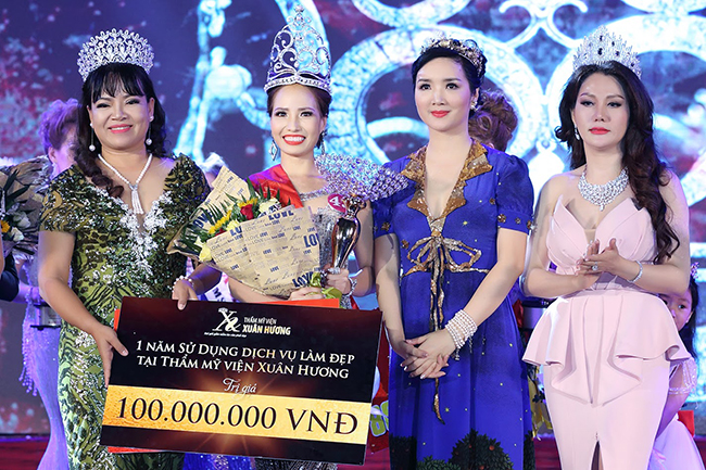 Bảo Ngọc bật khóc khi đăng quang ngôi vị cao nhất Hoa khôi Duyên Dáng Doanh Nhân Việt 2017