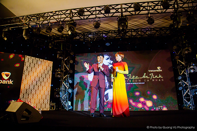 Á Quân MC Ngọc Vy nền nã với áo dài tại show danh ca Tuấn Ngọc