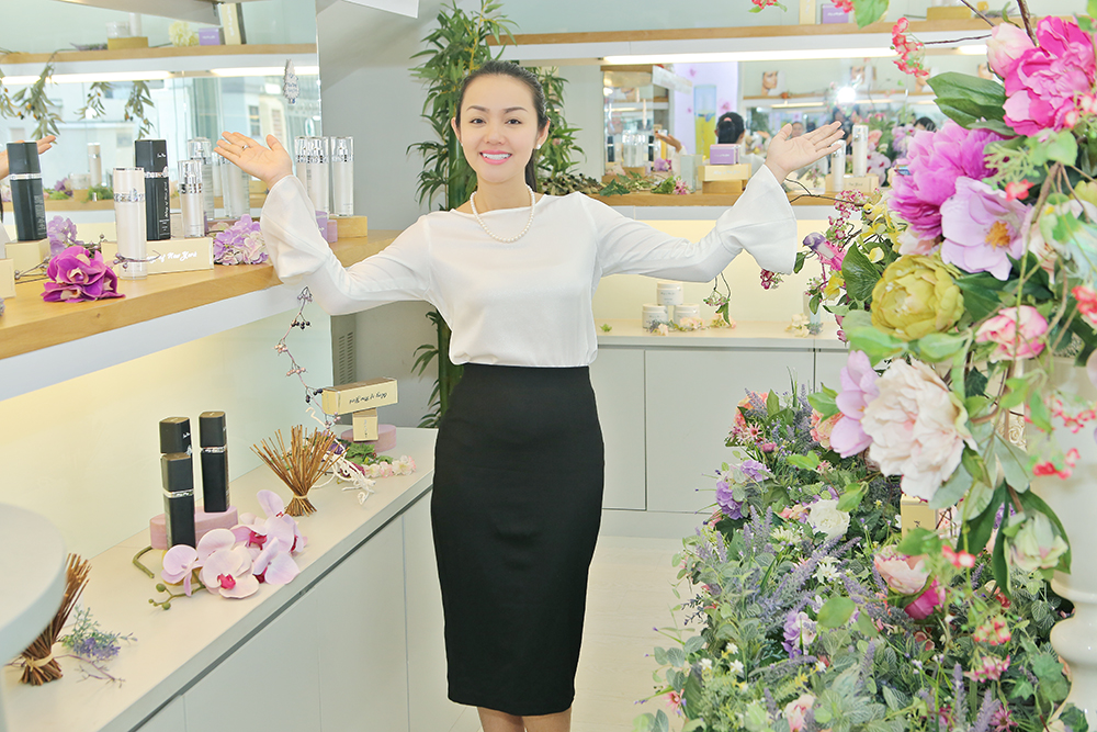 Hoa hậu Amy Lê Anh rạng rỡ cùng đối tác ký hợp đồng tài trợ