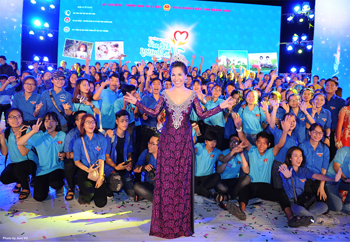 Hoa hậu Lê Thanh Thúy bị fan vây quanh khi đến với Hành trình Kết nối yêu thương