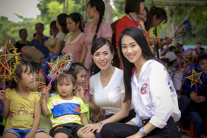 Hoa hậu nhân ái Việt Nam cùng hot girl Mai Thỏ tặng quà trung thu cho em nhỏ