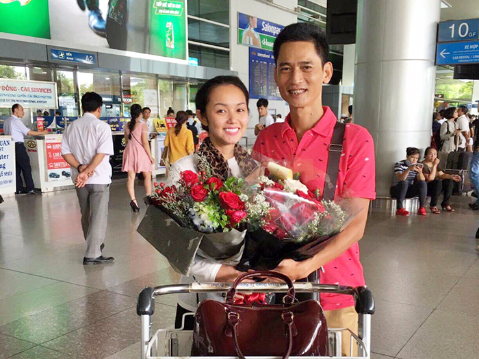 Ông xã mang hoa ra sân bay tặng Hoa hậu Amy Lê Anh sau đăng quang