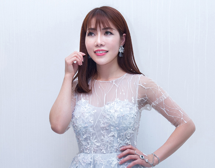 Hóa công chúa, ca sỹ hải ngoại Mya Huỳnh xuất hiện rạng ngời với đầm trắng