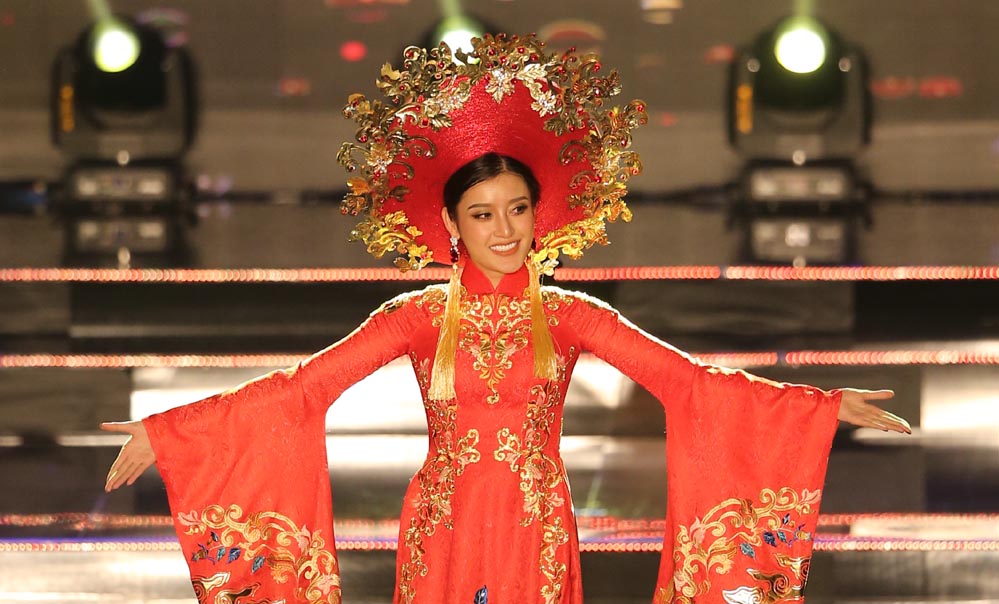 Huyền My tự tin giới thiệu áo dài Việt trong phần thi trang phục dân tộc