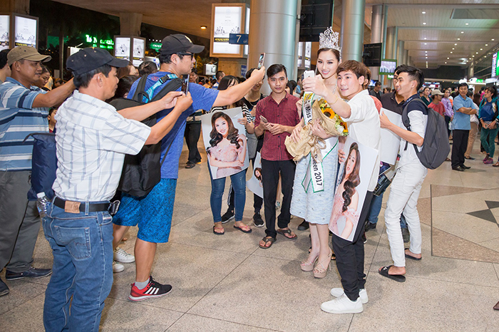 Hoa hậu Hoàng Thu Thảo hạnh phúc trong vòng vây của hơn 100 fan hâm mộ ngày trở về