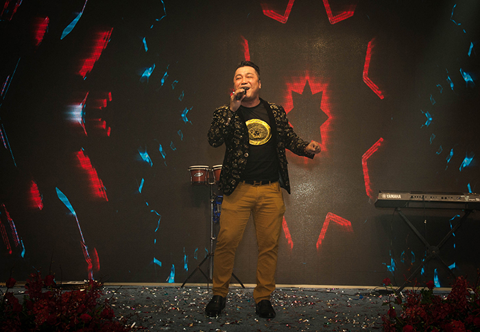 Lý Hùng khuấy động sân khấu với loạt ca khúc remix sôi động