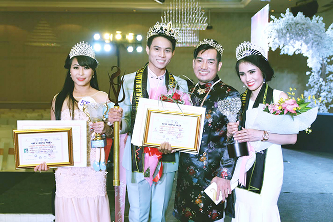 Ca sĩ dòng nhạc Bolero Hoàng Mai Trang dành danh hiệu Hoa hậu áo dài 2016.