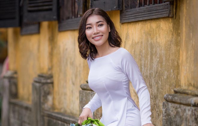 Hoa hậu Linh Huỳnh không chấp nhận mình là "Bình hoa di động"