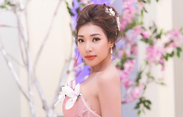 Hoa hậu nhân ái Linh Huỳnh hoá nàng công chúa trong thiết kế ngập sắc hoa 
