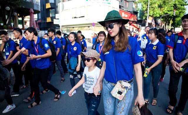 Hoa hậu Đàm Lưu Ly đưa con gái đi làm thiện nguyện