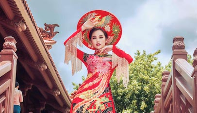 Á Hậu Thanh Trang diện áo dài lấy ý tưởng từ hoa sen, long phụng của NTK Tommy Nguyễn