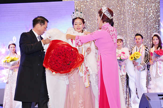 Thí sinh mang số báo danh 018 Giang Ngọc Bích xuất sắc giành giải Hoa hậu quý bà