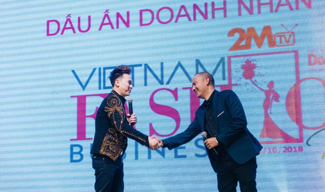 Ca sĩ Nguyên Vũ xúc động trong đêm cuối Tuần lễ thời trang Dấu ấn Doanh nhân Việt Nam