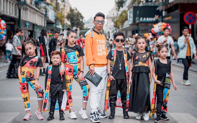 Những khoảnh khắc street style nổi bật nhất ngày cuối của Vietnam International Fashion Week