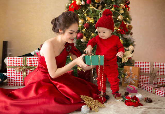 Dương Cẩm Lynh và con trai 2 tuổi chụp ảnh Giáng sinh