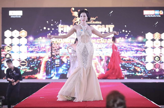 Nữ doanh nhân tài sắc Tình Nhi đạt danh hiệu Á hậu Doanh nhân tại Dubai
