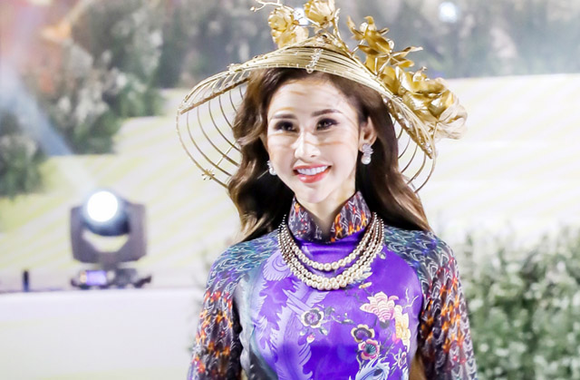 Hoa hậu Châu á Thế giới Chi Nguyễn truyền tải nét đẹp của tà áo dài