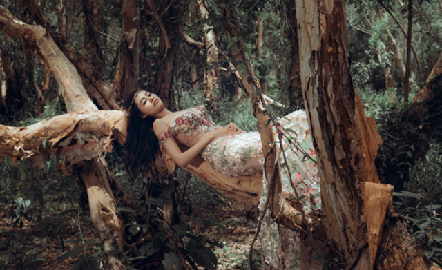 Hoa hậu Di Khả Hân đẹp như tiên nữ trong bộ ảnh "công chúa ngủ trong rừng"