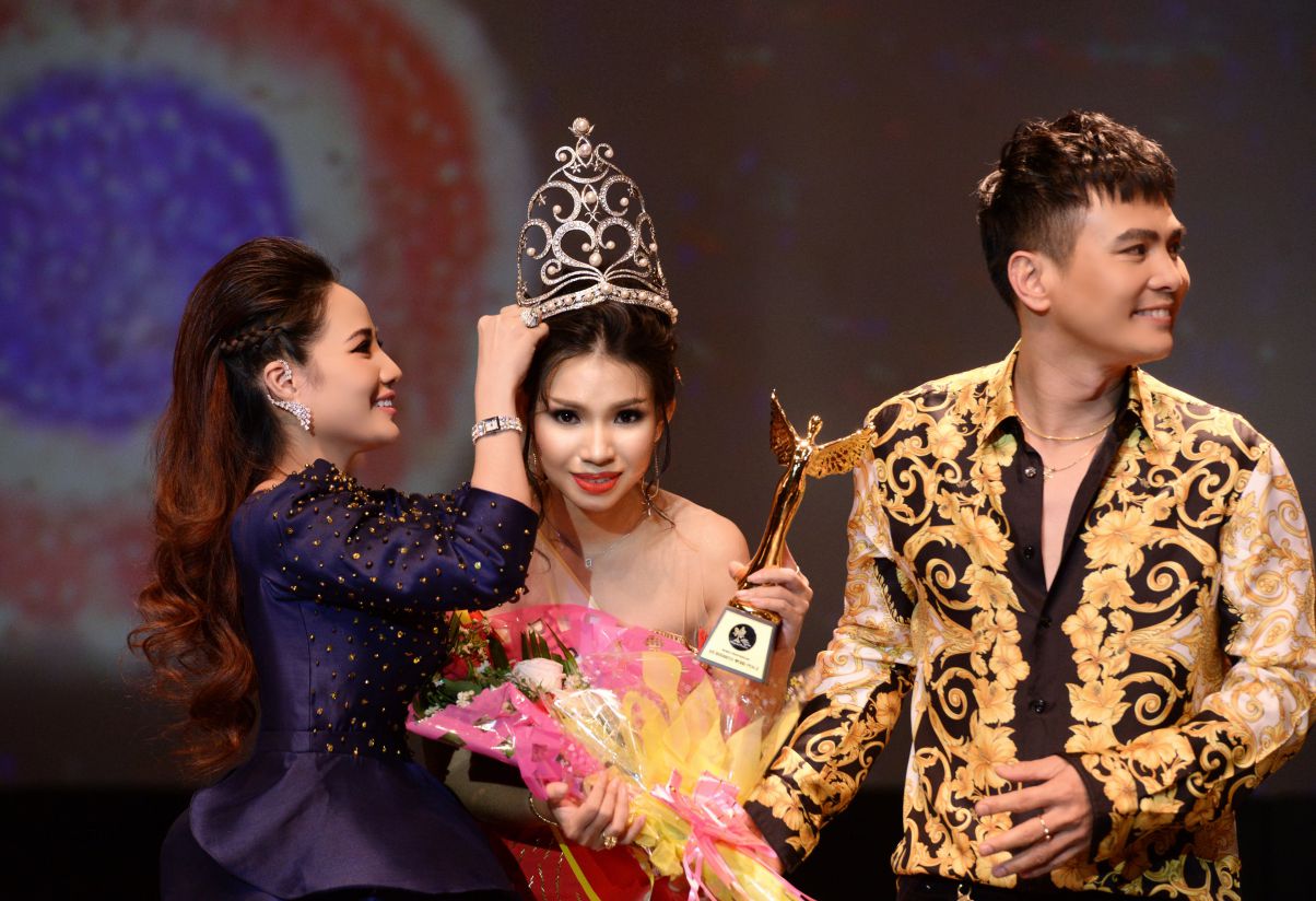 Huỳnh Trâm đăng quang Hoa hậu Hòa bình Doanh nhân Thế giới tại Thái Lan