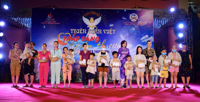 Thí sinh Thiên Thần Việt và các nhà hảo tâm chung sức thực hiện chương trình "Thắp sáng yêu thương"
