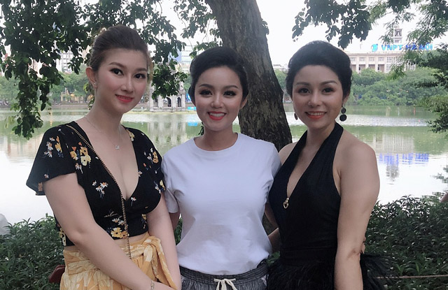 Bắt gặp Hoa hậu Amy Lê Anh “thơ thẩn” giữa phố phường Hà Nội