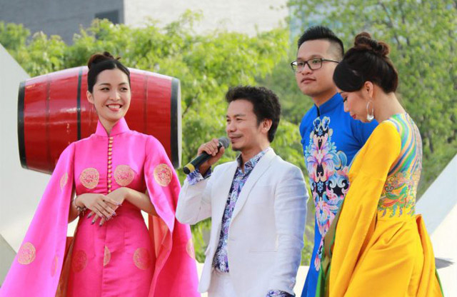 NTK Minh Hùng mang áo dài Việt quảng bá tại Canada